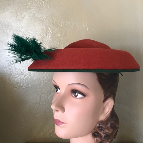 LAVISH 1940s RED AND GREEN FELT HAT WITH GREEN FEATHER TRIM main image 14